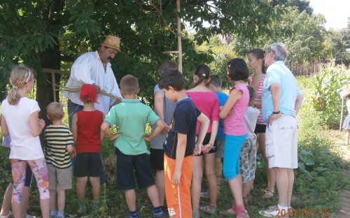 Környezetvédő táborozók ismerkedés az aratás eszközeivel